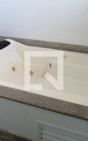 Casa à venda com 700m², 4 quartos e 6 vagasBanheiro da Suíte 1