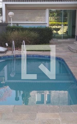 Casa à venda com 700m², 4 quartos e 6 vagas Casa à venda com 700m², 4 quartos e 6 vagasPiscina
