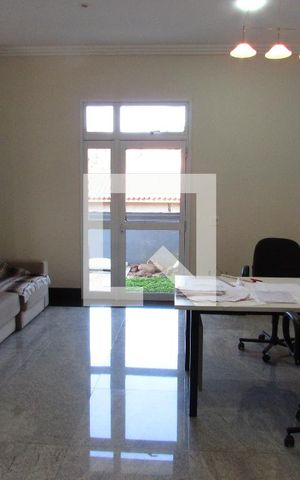 Casa à venda com 700m², 4 quartos e 6 vagasSala