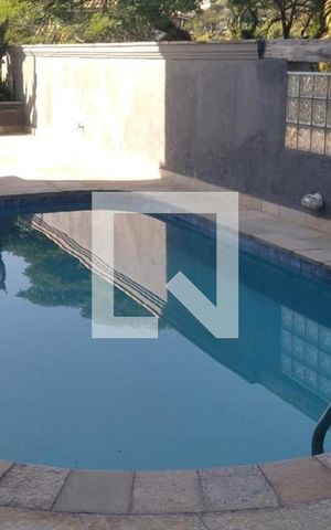 Casa à venda com 700m², 4 quartos e 6 vagas Casa à venda com 700m², 4 quartos e 6 vagasPiscina