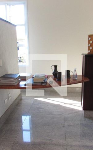 Casa à venda com 700m², 4 quartos e 6 vagasSala