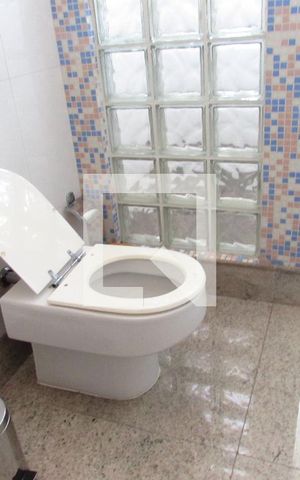 Casa à venda com 700m², 4 quartos e 6 vagasBanheiro da Suíte 2