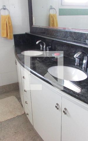Casa à venda com 700m², 4 quartos e 6 vagasBanheiro da Suíte 1