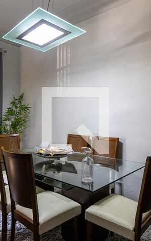 Casa à venda com 240m², 4 quartos e 4 vagas Casa à venda com 240m², 4 quartos e 4 vagasSala