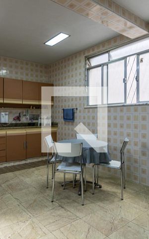 Casa à venda com 240m², 4 quartos e 4 vagas Casa à venda com 240m², 4 quartos e 4 vagasCozinha