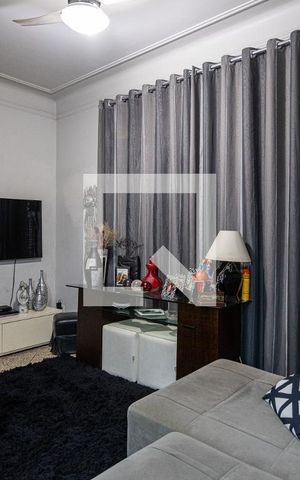 Casa à venda com 240m², 4 quartos e 4 vagas Casa à venda com 240m², 4 quartos e 4 vagasSala