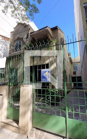 Casa à venda com 240m², 4 quartos e 4 vagas Casa à venda com 240m², 4 quartos e 4 vagasFachada