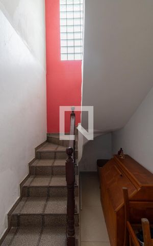 Casa à venda com 262m², 3 quartos e 2 vagas Casa à venda com 262m², 3 quartos e 2 vagasEscada