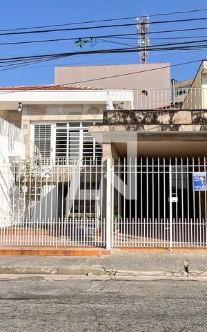 Casa à venda com 200m², 2 quartos e 2 vagas Casa à venda com 200m², 2 quartos e 2 vagasFachada
