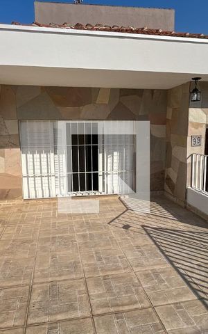 Casa à venda com 200m², 2 quartos e 2 vagas Casa à venda com 200m², 2 quartos e 2 vagasVaranda