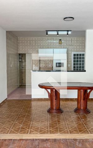Casa à venda com 200m², 2 quartos e 2 vagas Casa à venda com 200m², 2 quartos e 2 vagasSala
