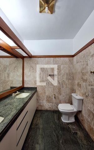Casa à venda com 1000m², 4 quartos e 4 vagas Casa à venda com 1000m², 4 quartos e 4 vagasBanheiro da Suíte