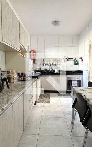 Casa à venda com 240m², 3 quartos e 4 vagas Casa à venda com 240m², 3 quartos e 4 vagasCozinha