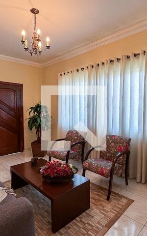 Casa à venda com 240m², 3 quartos e 4 vagas Casa à venda com 240m², 3 quartos e 4 vagasSala