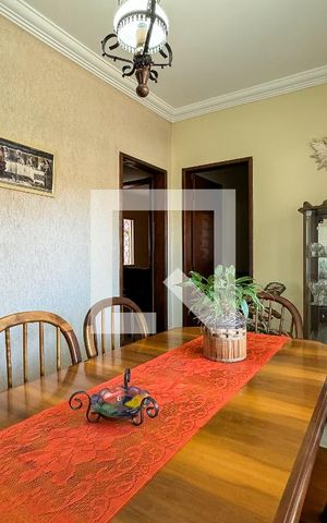 Casa à venda com 240m², 3 quartos e 4 vagas Casa à venda com 240m², 3 quartos e 4 vagasCopa