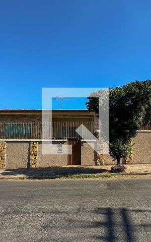 Casa à venda com 240m², 3 quartos e 4 vagas Casa à venda com 240m², 3 quartos e 4 vagasFachada