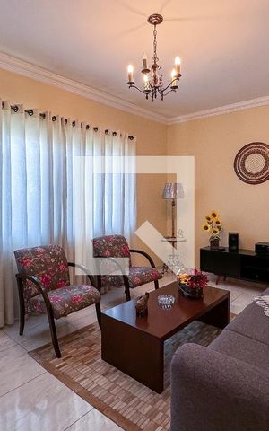 Casa à venda com 240m², 3 quartos e 4 vagas Casa à venda com 240m², 3 quartos e 4 vagasSala