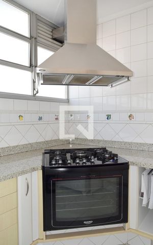 Apartamento à venda com 222m², 4 quartos e 2 vagasCozinha - detalhe fogão/coifa