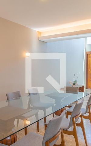 Casa à venda com 280m², 3 quartos e 4 vagas Casa à venda com 280m², 3 quartos e 4 vagasCopa