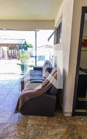 Casa à venda com 474m², 6 quartos e 4 vagas Casa à venda com 474m², 6 quartos e 4 vagasSala