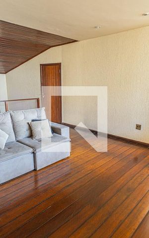 Casa à venda com 474m², 6 quartos e 4 vagas Casa à venda com 474m², 6 quartos e 4 vagasSala / 2º andar