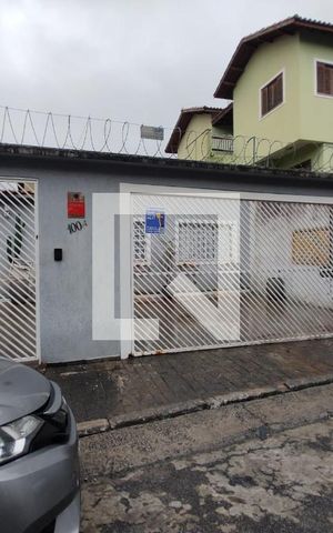 Casa para alugar com 194m², 3 quartos e 3 vagas Casa para alugar com 194m², 3 quartos e 3 vagasFachada