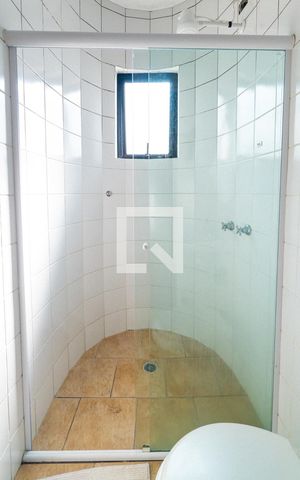 Casa à venda com 400m², 4 quartos e 4 vagas Casa à venda com 400m², 4 quartos e 4 vagasBanheiro da Suite dos Fundos
