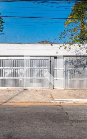 Casa à venda com 400m², 4 quartos e 4 vagas Casa à venda com 400m², 4 quartos e 4 vagasFachada