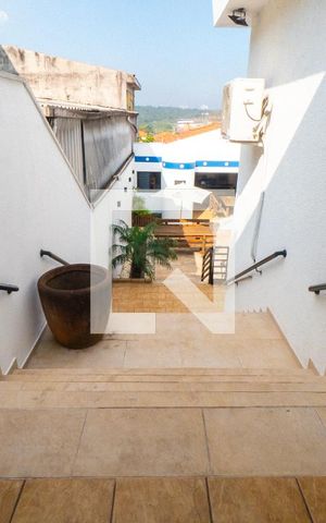 Casa à venda com 400m², 4 quartos e 4 vagas Casa à venda com 400m², 4 quartos e 4 vagasEscada