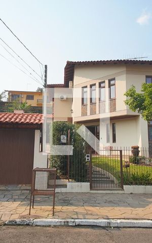 Casa à venda com 325m², 4 quartos e 4 vagasFachada