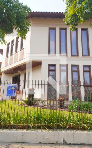 Casa à venda com 325m², 4 quartos e 4 vagasFachada