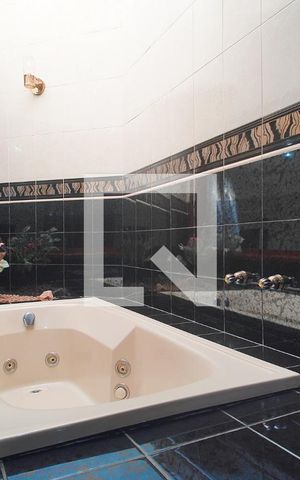 Casa à venda com 325m², 4 quartos e 4 vagasBanheiro da Suíte
