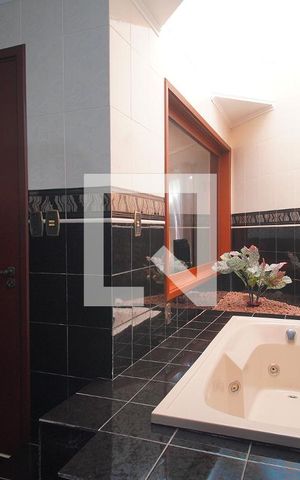 Casa à venda com 325m², 4 quartos e 4 vagasBanheiro da Suíte