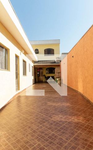 Casa à venda com 700m², 3 quartos e 3 vagas Casa à venda com 700m², 3 quartos e 3 vagasGaragem