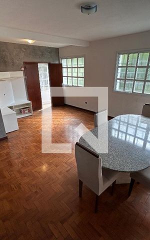 Casa à venda com 170m², 4 quartos e 2 vagas Casa à venda com 170m², 4 quartos e 2 vagasSala