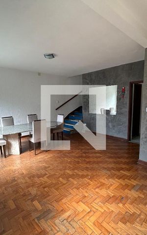Casa à venda com 170m², 4 quartos e 2 vagas Casa à venda com 170m², 4 quartos e 2 vagasSala