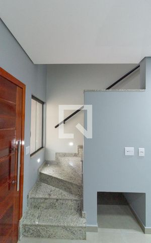 Casa à venda com 100m², 2 quartos e 2 vagasEscada