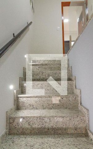 Casa à venda com 100m², 2 quartos e 2 vagasEscada