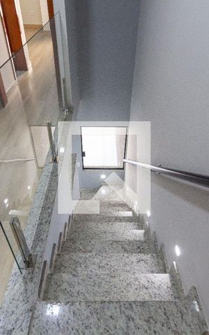 Casa à venda com 100m², 2 quartos e 2 vagasEscada