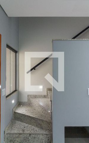 Casa à venda com 100m², 2 quartos e 2 vagasEscada