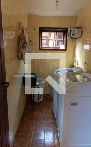 Casa à venda com 860m², 3 quartos e 3 vagas Casa à venda com 860m², 3 quartos e 3 vagasÁrea de serviço - Quarto