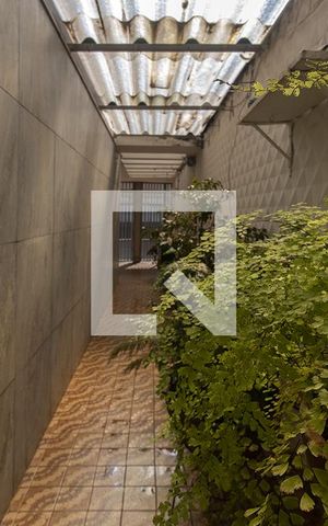 Casa à venda com 240m², 4 quartos e 2 vagas Casa à venda com 240m², 4 quartos e 2 vagascorredor para a garagem