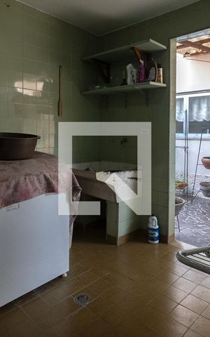 Casa à venda com 240m², 4 quartos e 2 vagas Casa à venda com 240m², 4 quartos e 2 vagasárea de serviço2