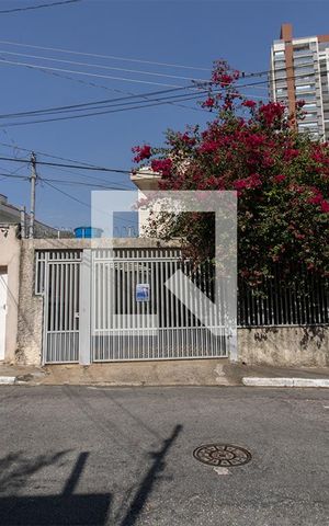 Casa à venda com 240m², 4 quartos e 2 vagas Casa à venda com 240m², 4 quartos e 2 vagasfachada