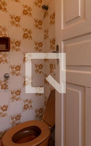 Casa à venda com 240m², 4 quartos e 2 vagas Casa à venda com 240m², 4 quartos e 2 vagasbanheiro na área de serviço