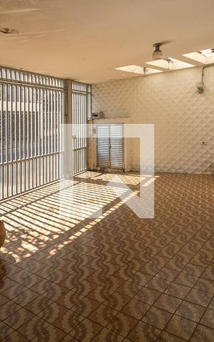 Casa à venda com 240m², 4 quartos e 2 vagas Casa à venda com 240m², 4 quartos e 2 vagasgaragem