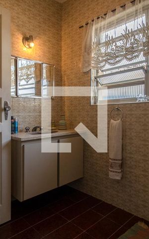 Casa à venda com 240m², 4 quartos e 2 vagas Casa à venda com 240m², 4 quartos e 2 vagasbanheiro social