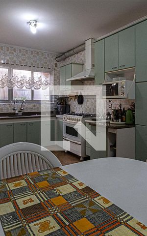 Casa à venda com 240m², 4 quartos e 2 vagas Casa à venda com 240m², 4 quartos e 2 vagascozinha