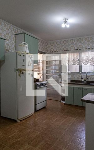 Casa à venda com 240m², 4 quartos e 2 vagas Casa à venda com 240m², 4 quartos e 2 vagascozinha