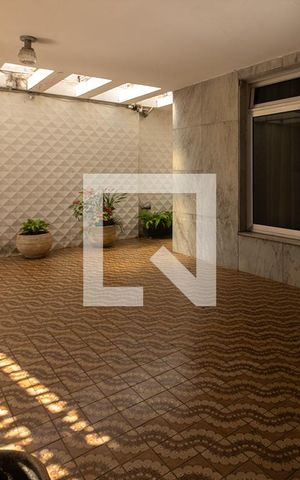 Casa à venda com 240m², 4 quartos e 2 vagas Casa à venda com 240m², 4 quartos e 2 vagasgaragem